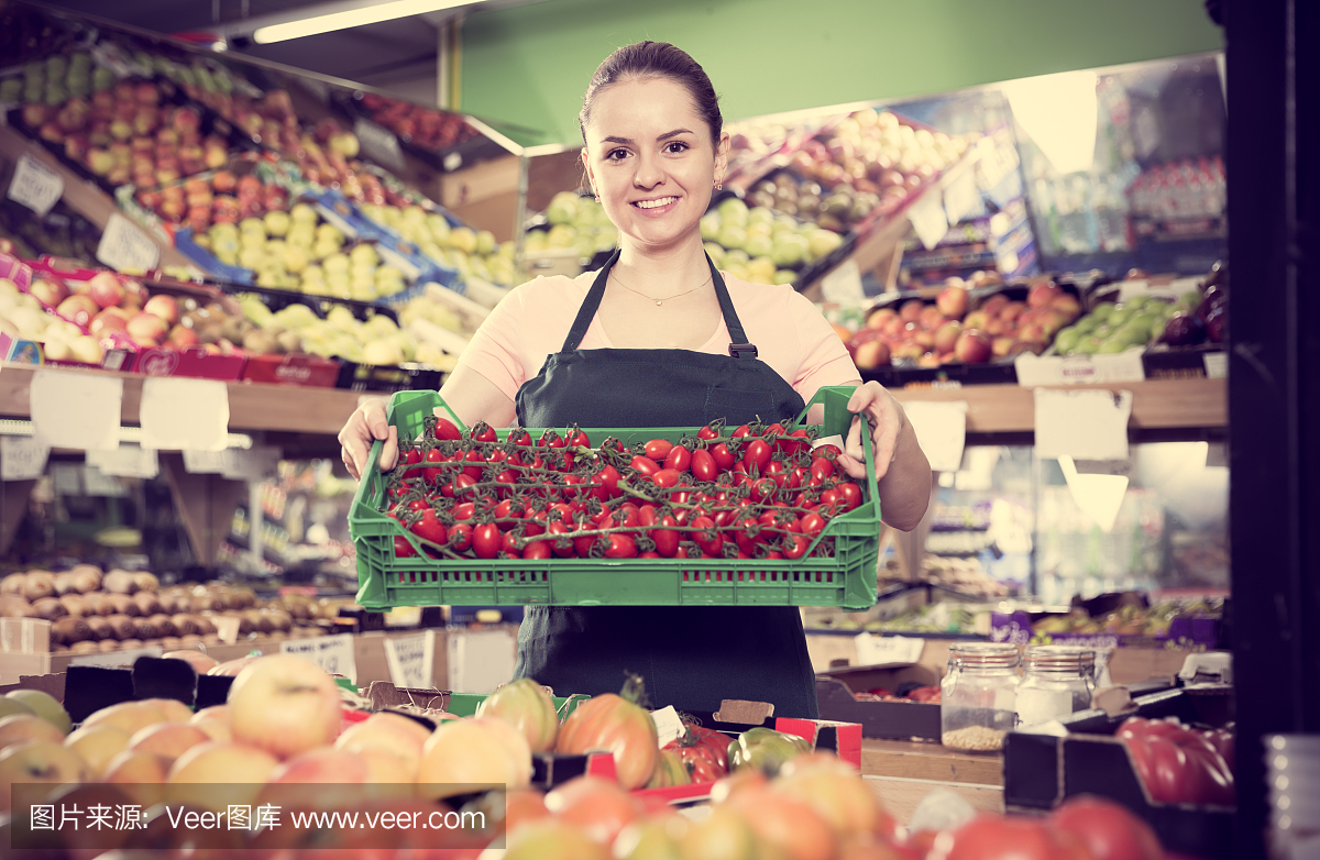 賣(mài)主帶著裝滿新鮮西紅柿的板條箱